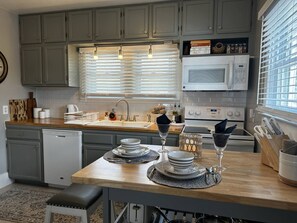 Fridge, microwave, oven, stovetop - Renovated craftsman bungalow two blocks to historic downtown Sheridan and just a block from the M&M Ice Arena (Sheridan)