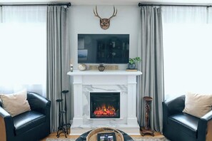 Interior - Renovated craftsman bungalow two blocks to historic downtown Sheridan and just a block from the M&M Ice Arena (Sheridan)