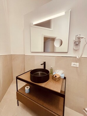 Bruser, hårtørrer, bidet, håndklæder