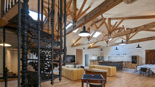 Interior - Luxurious 4-Bedroom Apartment with Private Bathrooms, Central Location, and Truffle Experience (Mainxe-Gondeville)