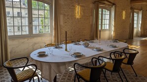 Banquet hall - Luxurious 4-Bedroom Apartment with Private Bathrooms, Central Location, and Truffle Experience (Mainxe-Gondeville)