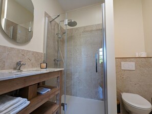 Towels - Luxurious 4-Bedroom Apartment with Private Bathrooms, Central Location, and Truffle Experience (Mainxe-Gondeville)
