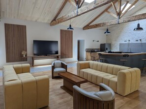 TV - Luxurious 4-Bedroom Apartment with Private Bathrooms, Central Location, and Truffle Experience (Mainxe-Gondeville)