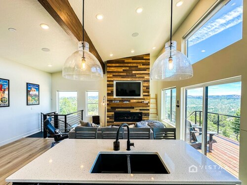 Bryce View Cabin - New Cabin with Amazing Views!