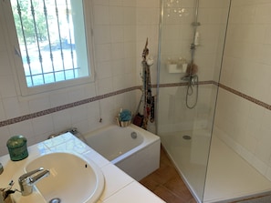 Dusche, Haartrockner, Handtücher, Toilettenpapier