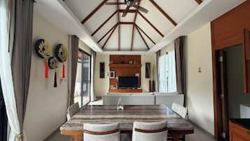 Luxury-Villa, Poolblick | Essbereich im Zimmer