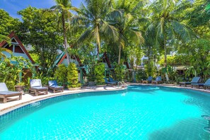 2 piscines a l'aire lliure (horari: 09:00-21:00) i gandules 