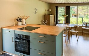 Fridge, microwave, stovetop, dishwasher - Cozy home in Spøttrup with WiFi (Spøttrup)