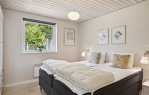 3 bedrooms, iron/ironing board, travel crib, free WiFi