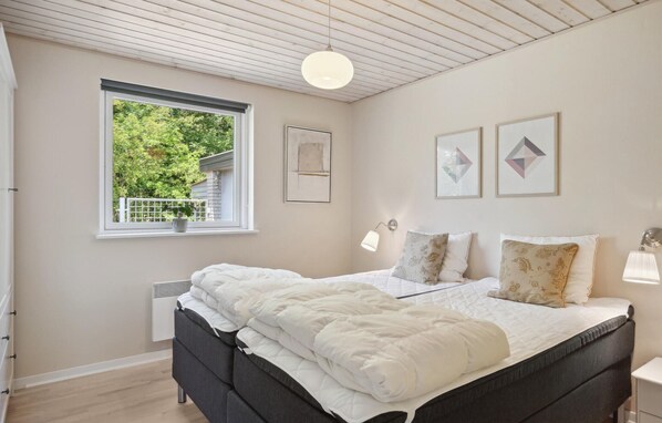 3 bedrooms, iron/ironing board, travel crib, free WiFi