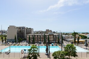 Seasonal outdoor pool - Beach House Style Condo & Pool (Tel Aviv)