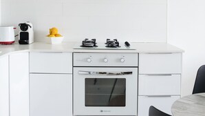 Leilighet – comfort | Eget kjøkken | Kjøleskap, mikrobølgeovn (på forespørsel), ovn og kokeplater