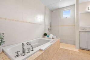 Douche, sèche-cheveux, serviettes fournies, shampoing