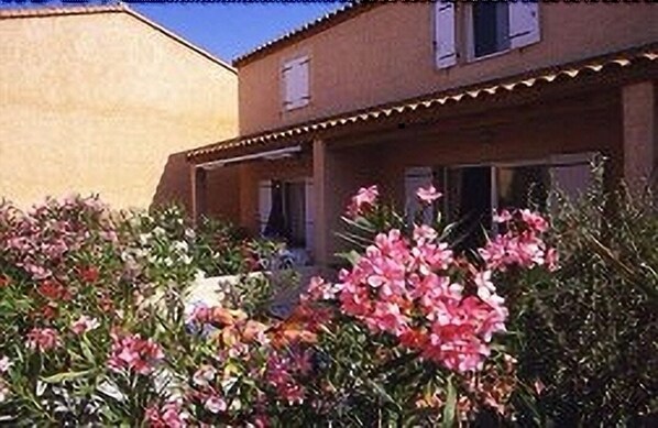 A building with a flat roof and a covered porch.