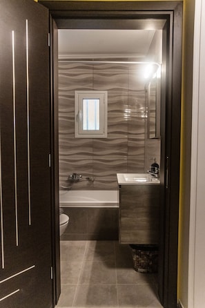 Jetted tub, hair dryer, towels, soap