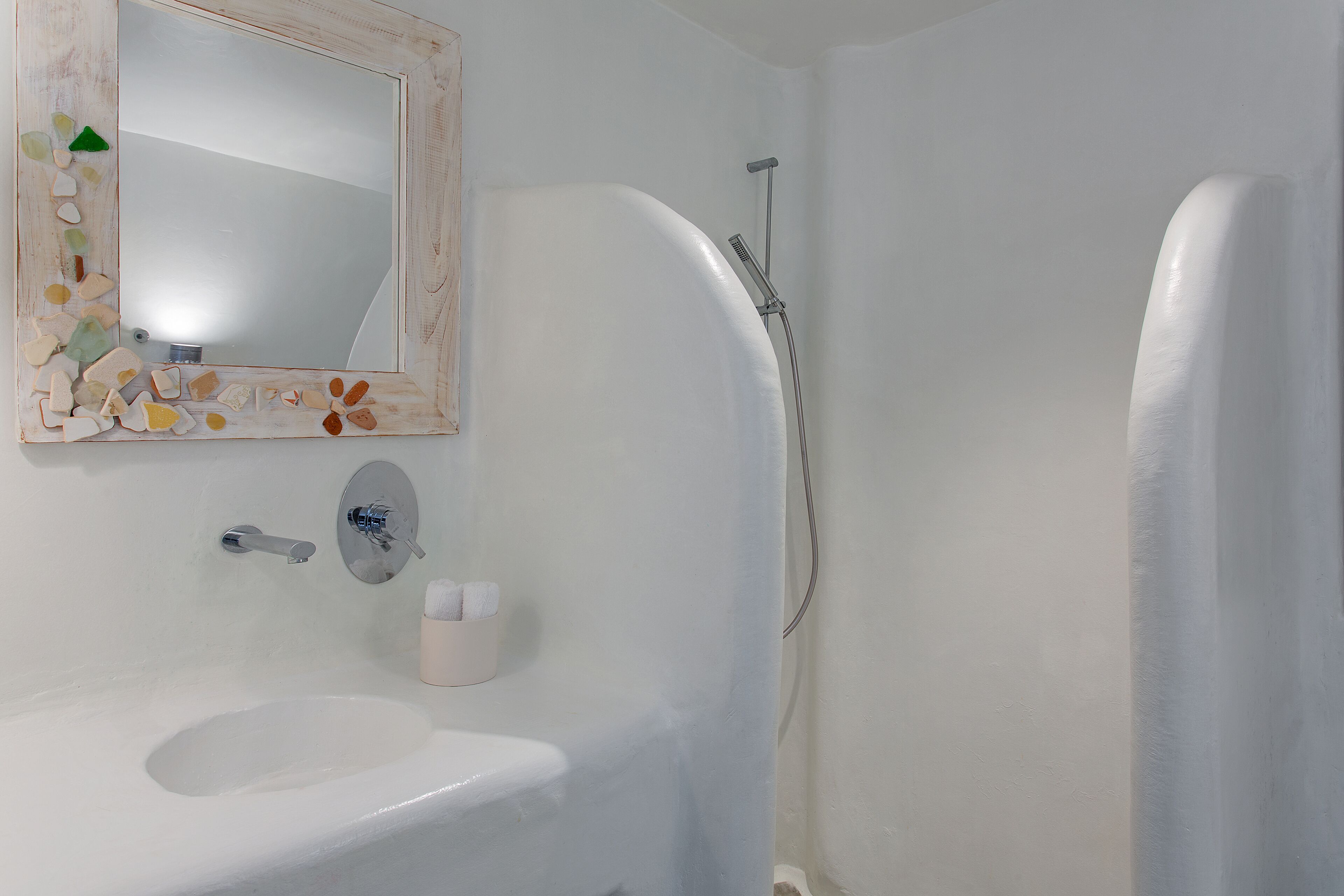 Ducha, bañera de hidromasaje, secador de pelo y toallas