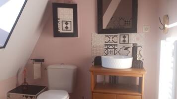 Sèche-cheveux, serviettes fournies, savon, shampoing