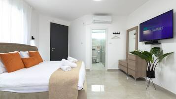Villa | 3 bedrooms, in-room safe, desk