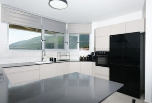 Villa | Eigene Küche | Kühlschrank, Mikrowelle, Ofen, Herdplatte