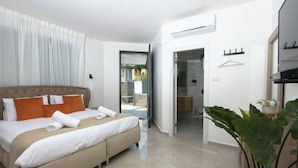 A modern hotel room with a large bed, a bathroom with a glass door, and a view of the outside. - YalaRent Villa lumièra with Private Pool (Migdal)