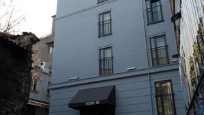 A multi-story building with a storefront labeled "FACTORY ART". - Persona Hotel Galata (Istanbul)