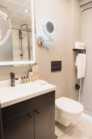 Hair dryer, slippers, towels, soap - Persona Hotel Galata (Istanbul)