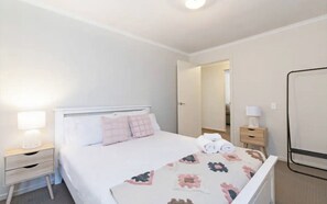 4 chambres, fer et planche à repasser, Wi-Fi, draps fournis