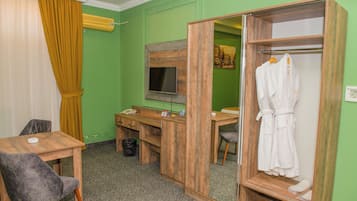 Deluxe Room | 1 bedroom, in-room safe, desk, blackout drapes