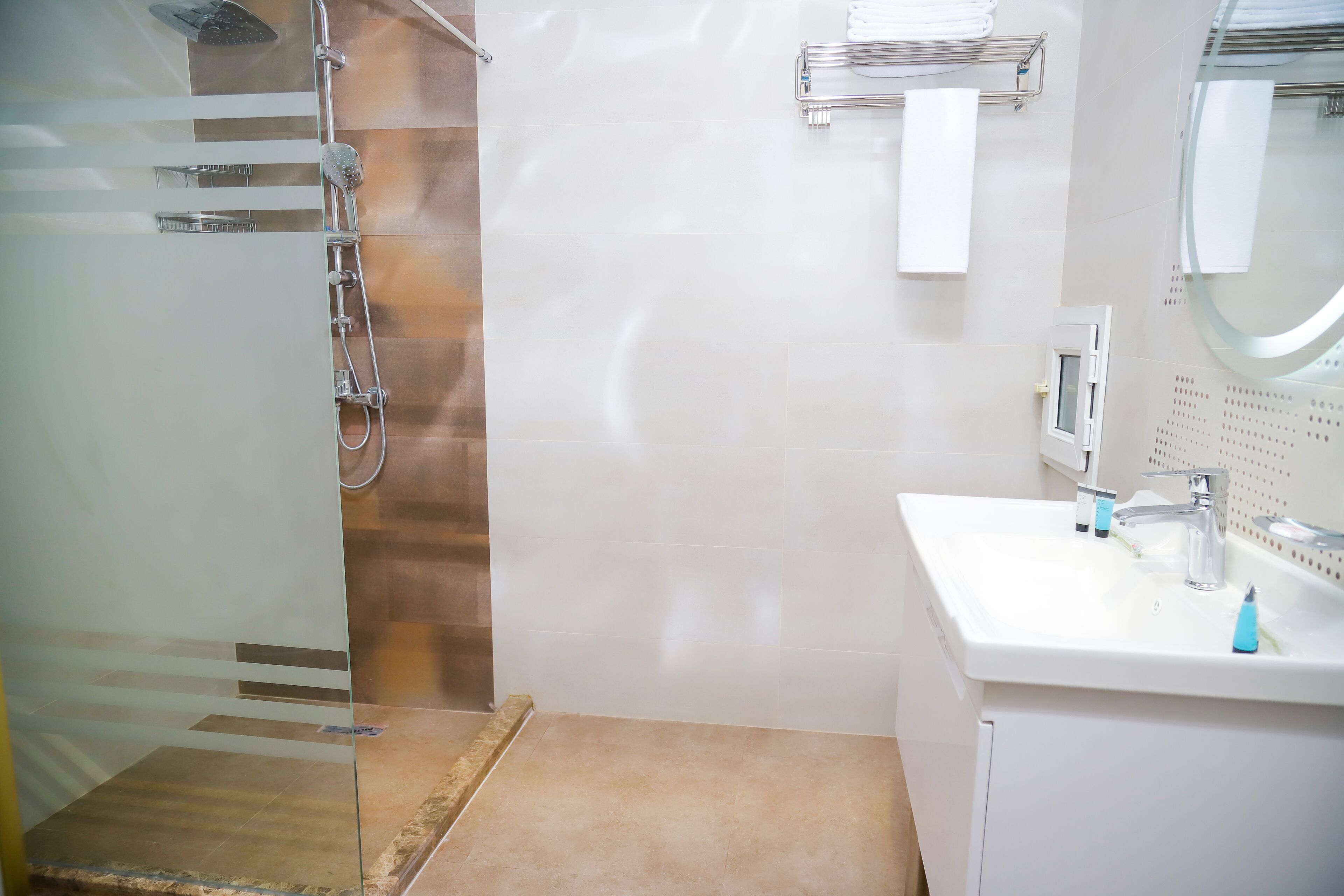 Deluxe Room | Bathroom | Shower, rainfall showerhead, hair dryer, bathrobes
