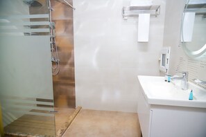 Deluxe Room | Bathroom | Shower, rainfall showerhead, hair dryer, bathrobes