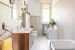 Dusche, Haartrockner, Bidet, Handtücher