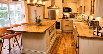 Luxurious 7BR 6BA; Elegant Living Spaces, Fire Pit