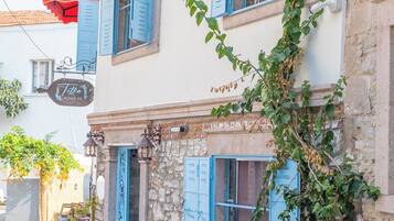 Vista frontal de la propiedad