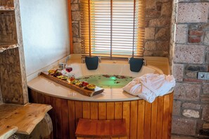 Queen Room (Jakuzi) | Bañera de hidromasaje