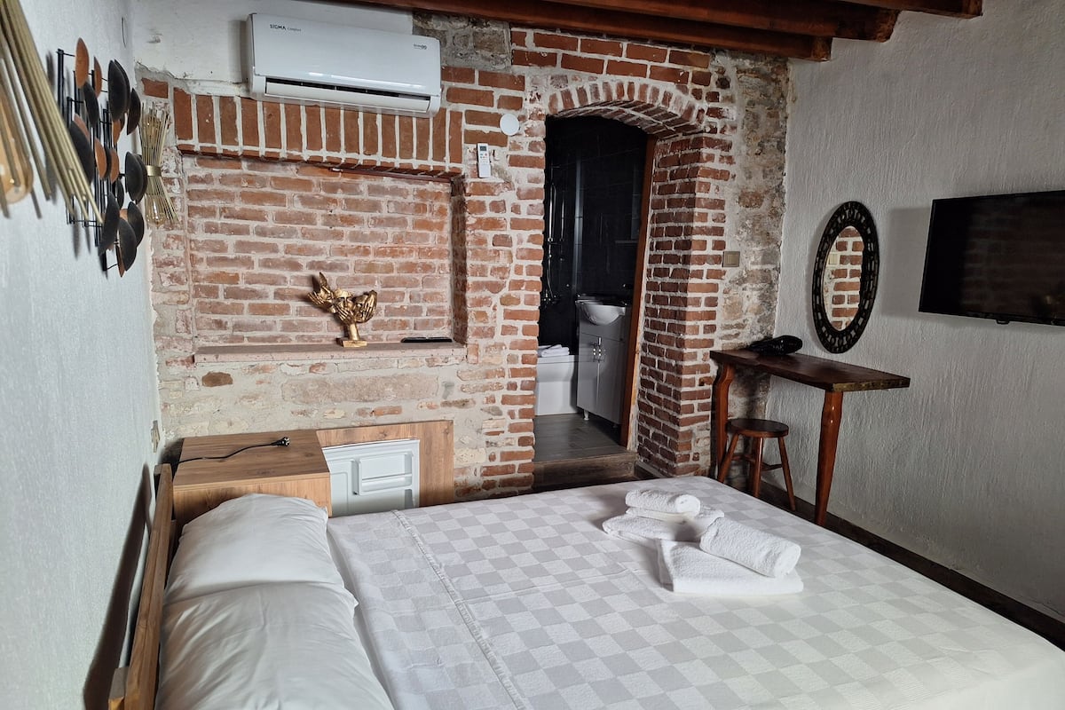 Traditional Double Room | Premium bedding, free minibar items, individually decorated