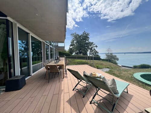 Luxus-Villa mit privatem Seezugang