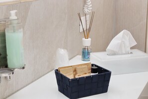 Bruser, hårtørrer, bidet, håndklæder