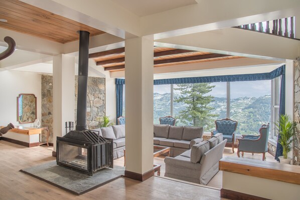 Lobby sitting area - Echor Backwoods Villa Narkanda (Kumharsain)