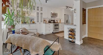 Charming 3-Bedroom Barrie House with patio & Backyard