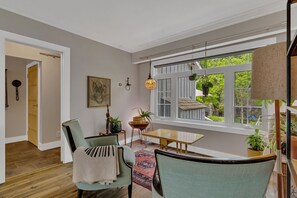 Smart-TV, Kamin, Tischfußball, Bücher