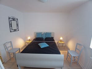 1 bedroom, bed sheets