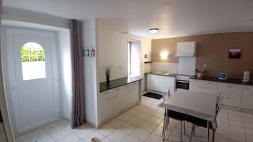 Réfrigérateur, four, plaque de cuisson, cafetiÚre/bouilloire