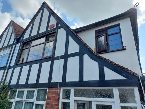 1 Minutes Walk to Tubes so All London is Easy. Big Double Room With Fitted Robes