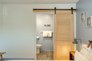 2 bedrooms, travel cot, free WiFi, bed sheets