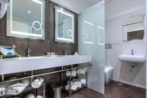 Shower, hair dryer, bidet, towels - Elegant Executive Suite in the heart of Rome (Roma)
