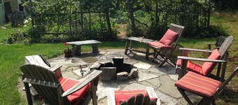 Priv 2nd fl suite-Kingbd; Sit rm w/minibar; prv bath; separate entran nr Acadia