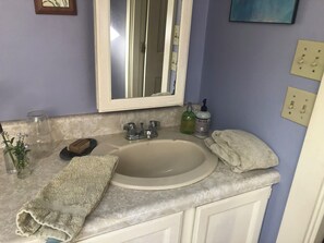Dusche, Haartrockner, Handtücher, Seife