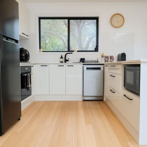 Réfrigérateur, micro-ondes, four, plaque de cuisson