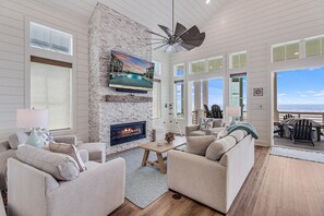 Téléviseur connecté, foyer, lecteur de DVD, livres