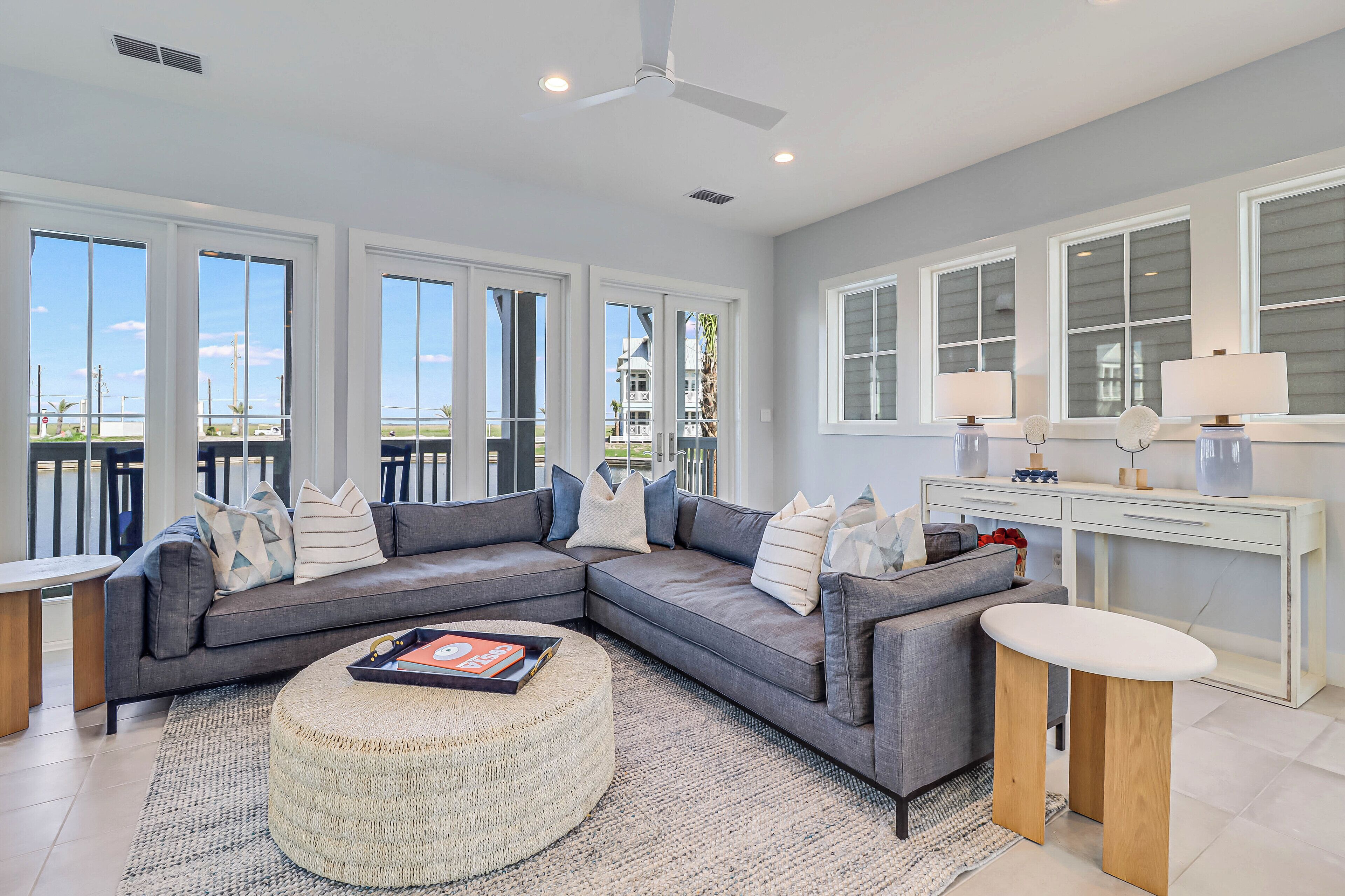 Smart-tv, dvd-spelare, böcker och ett filmbibliotek